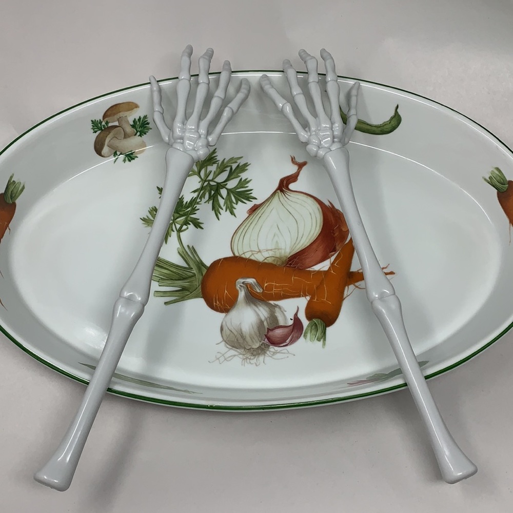 salad 🥗 TONGS kitchen utensils creepy hands Halloween decor goth props new